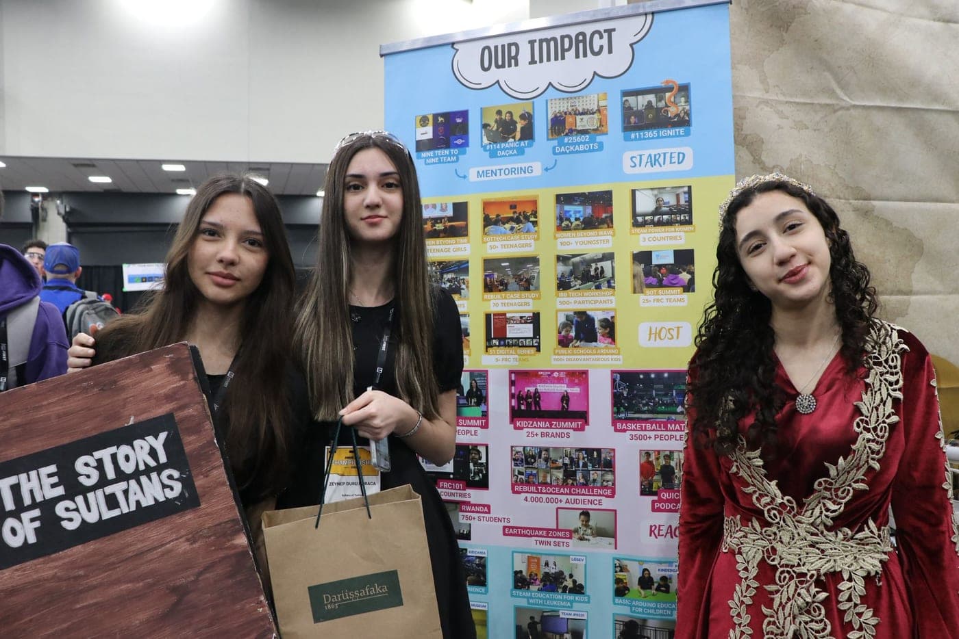 Takım üyeleri 'Our Impact' pano sunumunun önünde