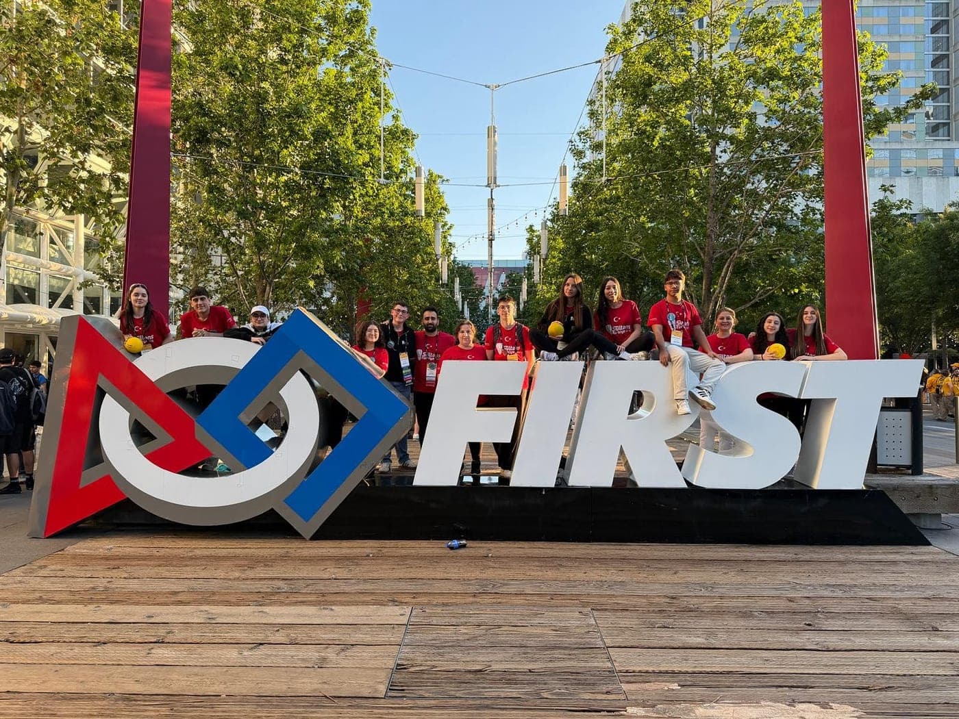 Takım üyeleri FIRST Championship tabelası önünde