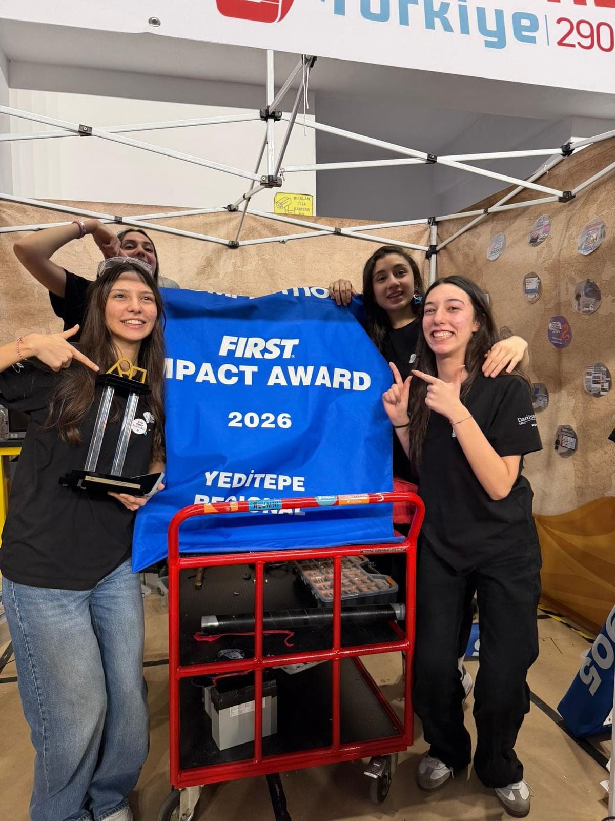 Takım üyeleri FIRST Impact Award kupasıyla