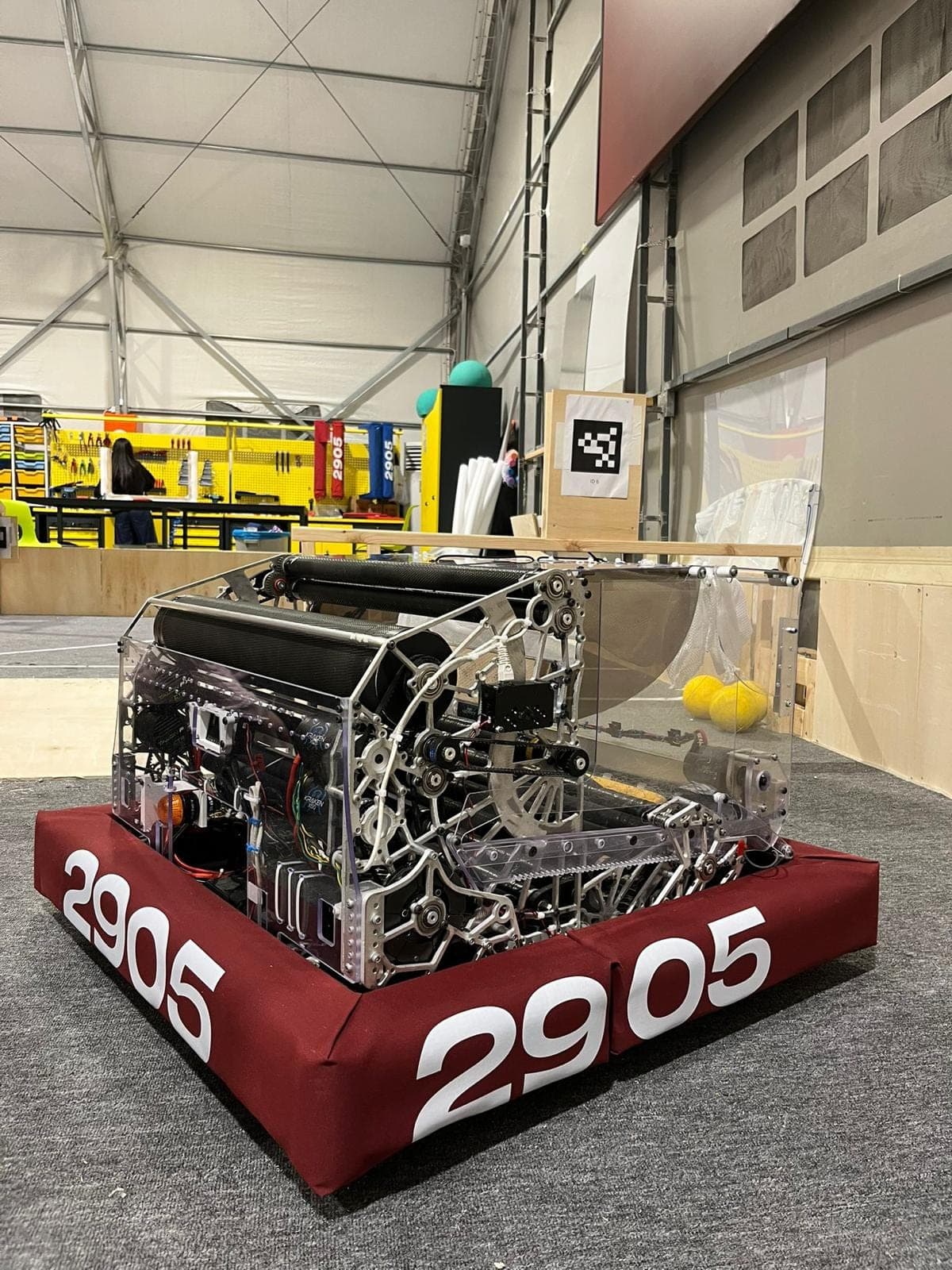 2026 sezonu yarışma robotu, atölyede yakından görünüm