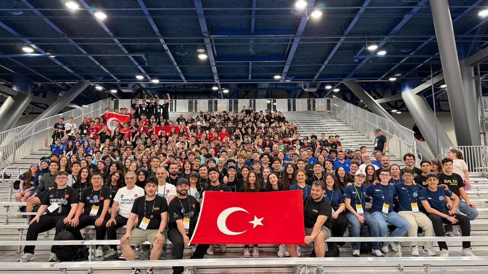 Türkiye'den katılan FRC takımları tribünde toplu fotoğrafta