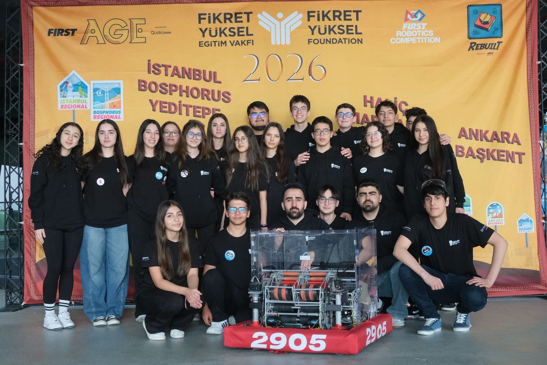 Sultans of Türkiye takımı, robotlarıyla bir yarışma tribününde
